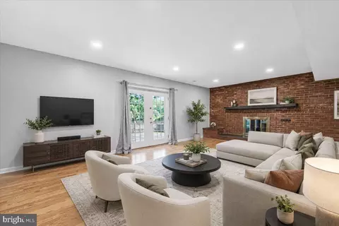 Living - 8403 Postoak Rd, Potomac, MD 20854 photo 3 of 7