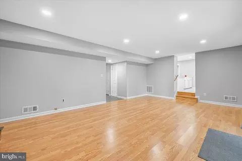 Living - 8403 Postoak Rd, Potomac, MD 20854 photo 4 of 7