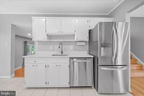 Kitchen - 8403 Postoak Rd, Potomac, MD 20854 photo 4 of 5
