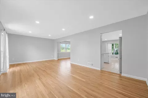 Living - 8403 Postoak Rd, Potomac, MD 20854 photo 6 of 7