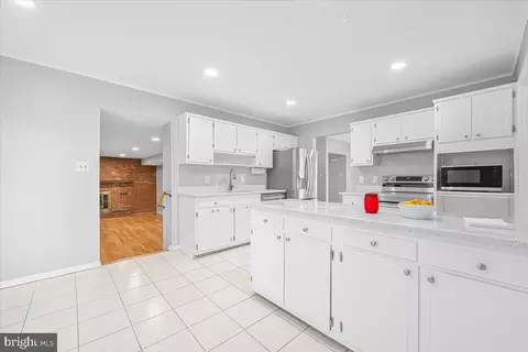 Kitchen - 8403 Postoak Rd, Potomac, MD 20854 photo 2 of 5