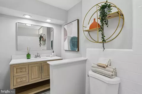 Bath - 811 Kenbrook Dr, Silver Spring, MD 20902 photo 2 of 4