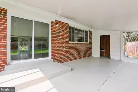 Exterior - 811 Kenbrook Dr, Silver Spring, MD 20902 photo 4 of 8