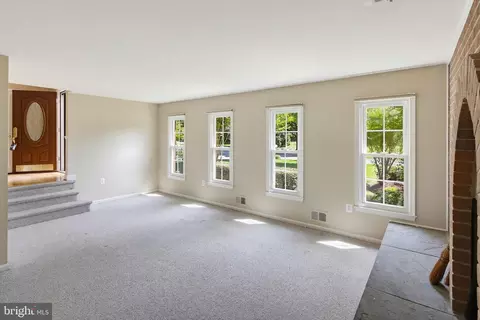 Living - 1548 Winding Waye Ln, Silver Spring, MD 20902 photo 5 of 5