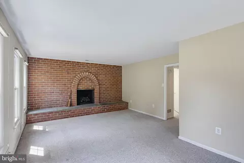 Living - 1548 Winding Waye Ln, Silver Spring, MD 20902 photo 3 of 5