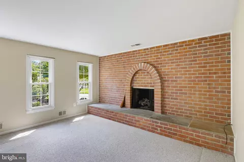 Living - 1548 Winding Waye Ln, Silver Spring, MD 20902 photo 4 of 5