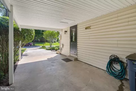 Exterior - 1548 Winding Waye Ln, Silver Spring, MD 20902 photo 7 of 8