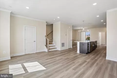 Living - 102 Allen Ln, Poolesville, MD 20837 photo 5 of 6