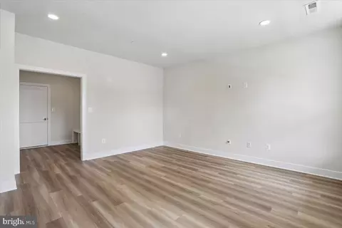 Living - 102 Allen Ln, Poolesville, MD 20837 photo 2 of 6