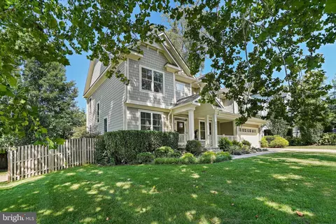 6941 Winterberry Ln, Bethesda, MD 20817