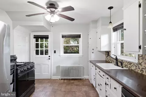 Entry Way - 10211 Sutherland Rd, Silver Spring, MD 20901 photo 2 of 3