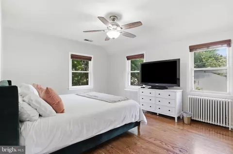 Bedroom - 10211 Sutherland Rd, Silver Spring, MD 20901 photo 2 of 3