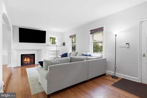 Living - 10211 Sutherland Rd, Silver Spring, MD 20901 photo 1 of 1
