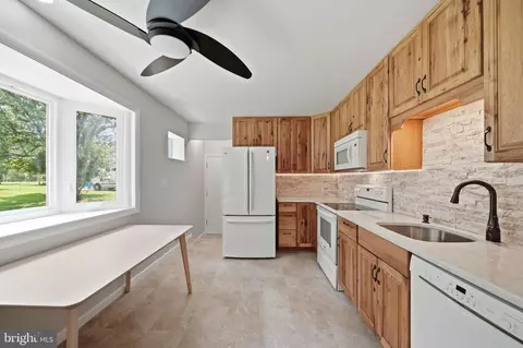 Kitchen - 122 E Deer Park Dr, Gaithersburg, MD 20877 photo 3 of 4