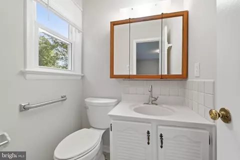 Bath - 122 E Deer Park Dr, Gaithersburg, MD 20877 photo 1 of 2