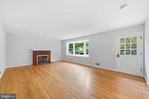 Living - 122 E Deer Park Dr, Gaithersburg, MD 20877 photo 2 of 4