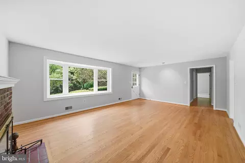 Living - 122 E Deer Park Dr, Gaithersburg, MD 20877 photo 1 of 4