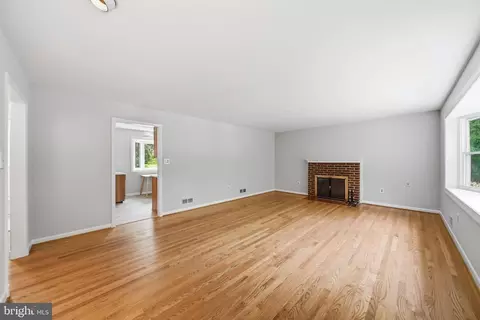 Living - 122 E Deer Park Dr, Gaithersburg, MD 20877 photo 4 of 4