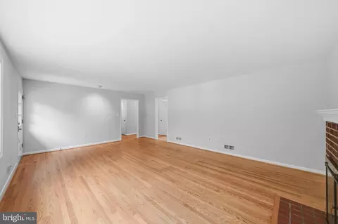 Living - 122 E Deer Park Dr, Gaithersburg, MD 20877 photo 3 of 4