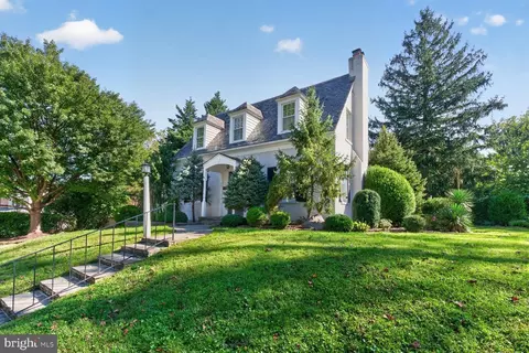 8201 Larry Pl, Chevy Chase, MD 20815