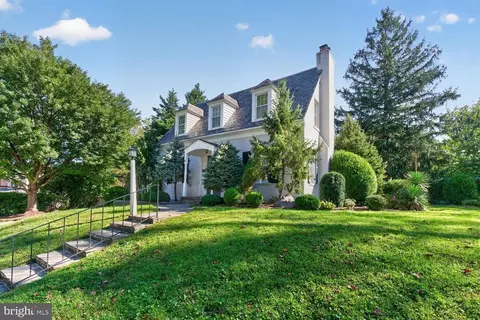 8201 Larry Pl, Chevy Chase, MD 20815