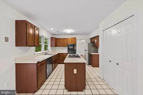 Kitchen - 13242 Osterport Dr, Silver Spring, MD 20906 photo 4 of 4