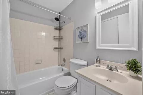 Bath - 13143 Musicmaster Dr #127, Silver Spring, MD 20904 photo 3 of 4