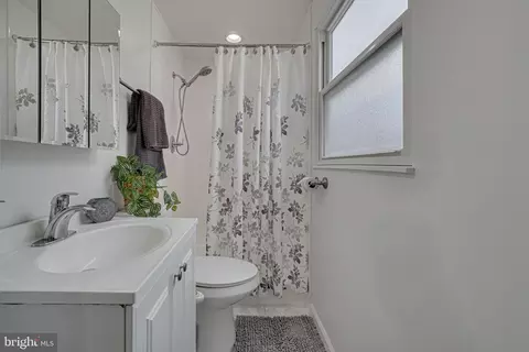 Bath - 19130 Dowden Cir, Poolesville, MD 20837 photo 2 of 3