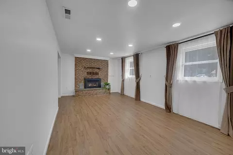 Living - 19130 Dowden Cir, Poolesville, MD 20837 photo 2 of 3