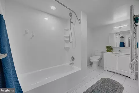 Bath - 19130 Dowden Cir, Poolesville, MD 20837 photo 3 of 3