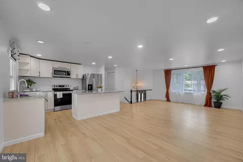 Living - 19130 Dowden Cir, Poolesville, MD 20837 photo 1 of 3