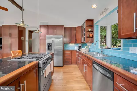 Kitchen - 1004 Dennis Ave, Silver Spring, MD 20901 photo 2 of 3