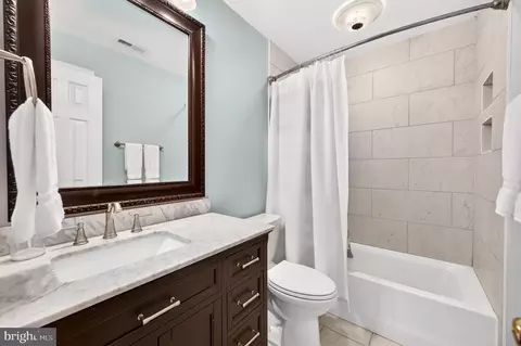 Bath - 8 Haller Ct, Poolesville, MD 20837 photo 3 of 4