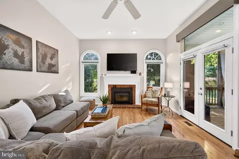Living - 8 Haller Ct, Poolesville, MD 20837 photo 2 of 3