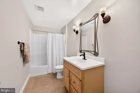 Bath - 8 Haller Ct, Poolesville, MD 20837 photo 4 of 4