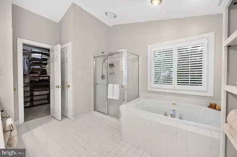 Bath - 8 Haller Ct, Poolesville, MD 20837 photo 2 of 4