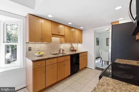 Kitchen - 1005 W Nolcrest Dr W, Silver Spring, MD 20903 photo 4 of 5