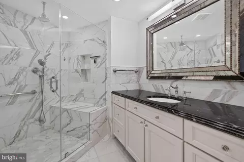 5802 Nicholson #2-706, North Bethesda, MD 20852