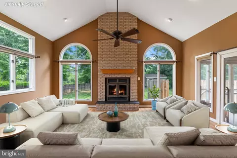 Living - 15541 Baileys Ln, Silver Spring, MD 20906 photo 4 of 7