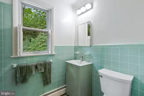 Bath - 2213 Apple Tree Ln, Silver Spring, MD 20905 photo 5 of 6