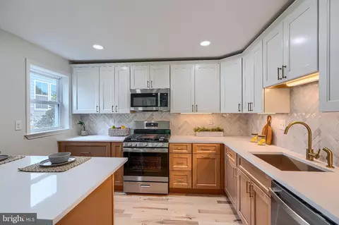 Kitchen - 11305 Mapleview Dr, Silver Spring, MD 20902 photo 5 of 7