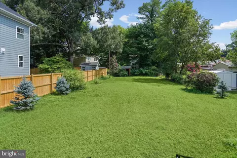 Exterior - 11305 Mapleview Dr, Silver Spring, MD 20902 photo 4 of 7