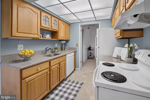Kitchen - 15311 Beaverbrook Ct #90-3K, Silver Spring, MD 20906 photo 3 of 4