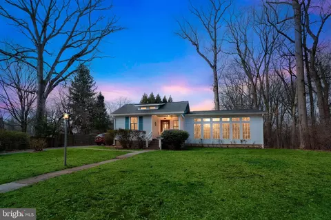 4601 Waverly Ave, Garrett Park, MD 20896