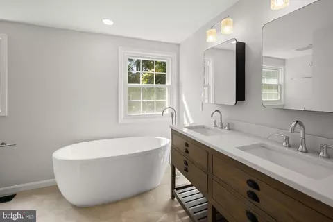 Bath - 2801 Village Ln, Silver Spring, MD 20906 photo 2 of 5