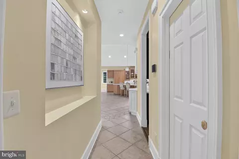 Entry Way - 11216 River View Dr, Potomac, MD 20854 photo 4 of 11