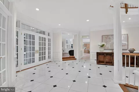 Entry Way - 11216 River View Dr, Potomac, MD 20854 photo 3 of 11