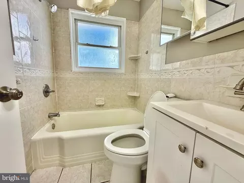 Bath - 10128 Dallas Ave, Silver Spring, MD 20901 photo 3 of 3