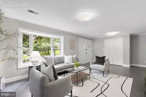 Living - 822 Loxford Ter, Silver Spring, MD 20901 photo 4 of 4