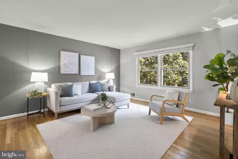 Living - 822 Loxford Ter, Silver Spring, MD 20901 photo 2 of 4